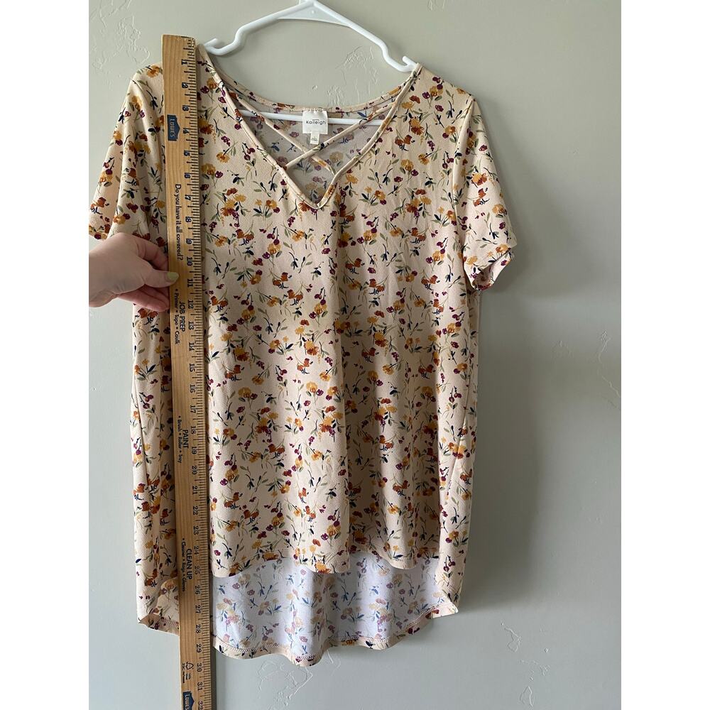 Kaileigh Neutral Colored Floral Print Short Sleeved Blouse- Size Large - Picture 4 of 5